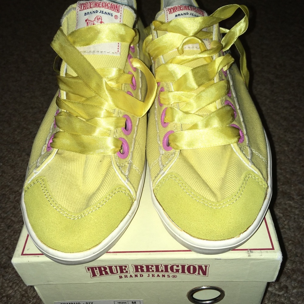 Women’s mint condition True Religion canvas shoes